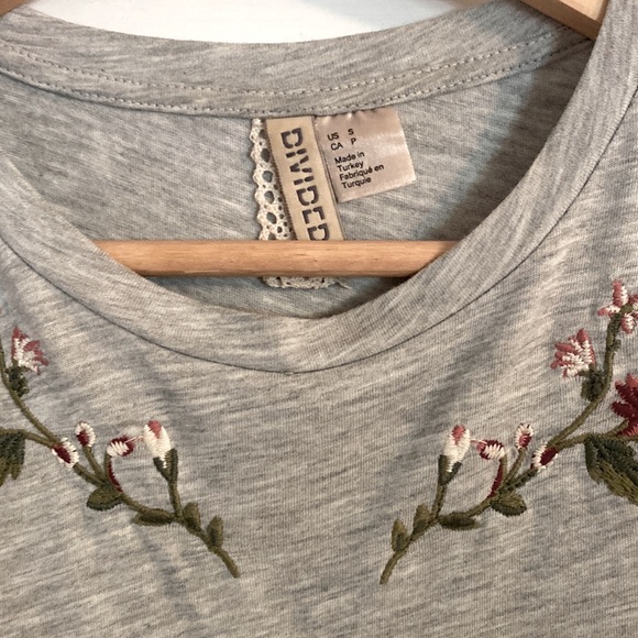 H&M Embroidered T-Shirt - Picture 4 of 4